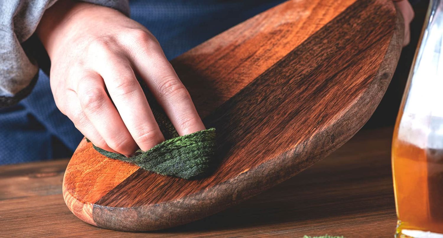 oiling cutting board