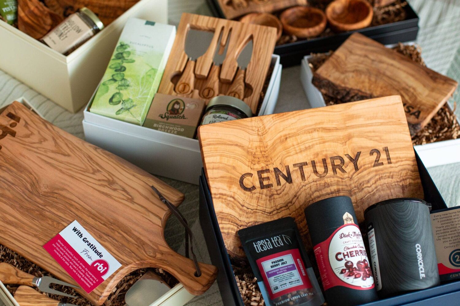 Corporate gifts using curated boxes
