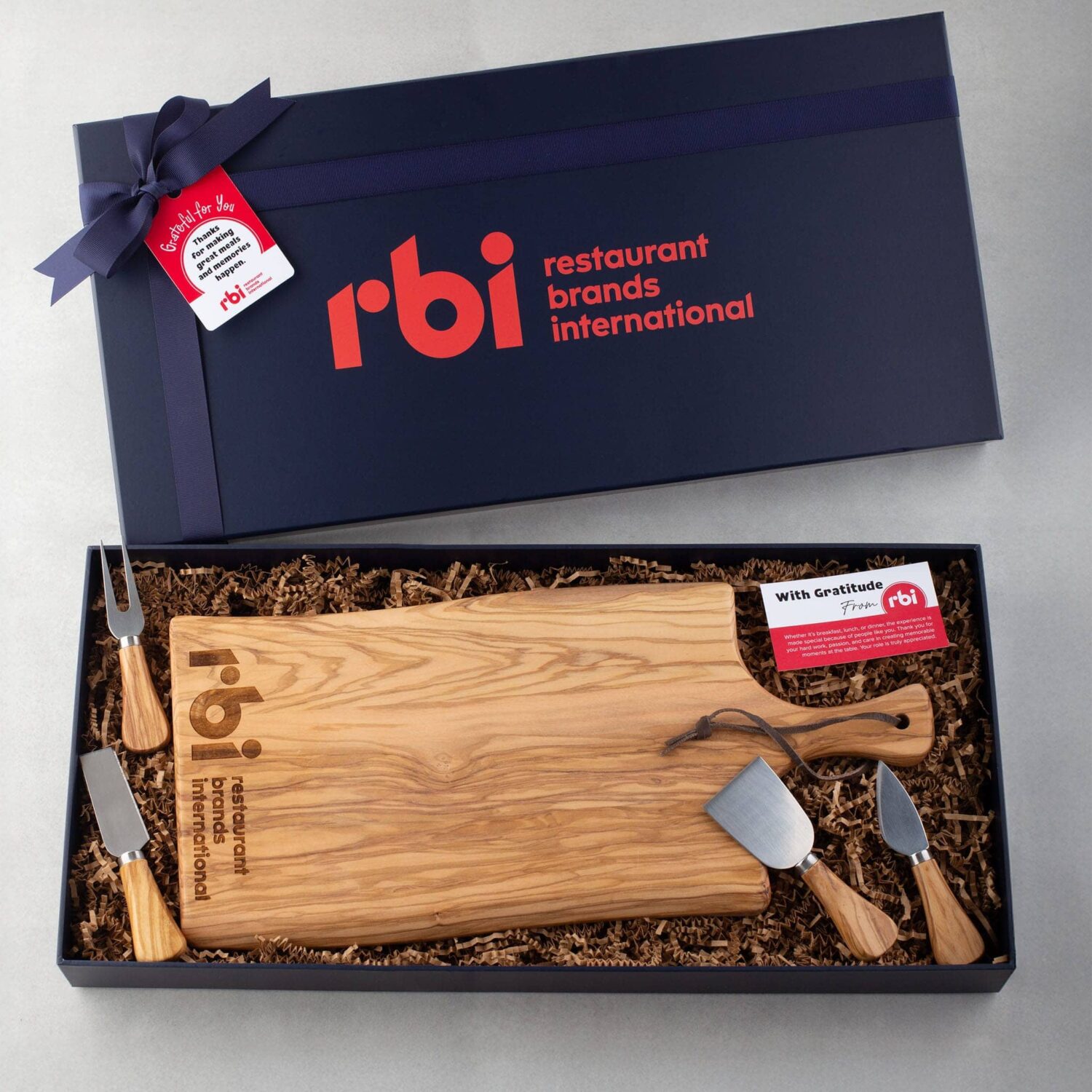 corporate gift box with a Olive wood cutting board with logo